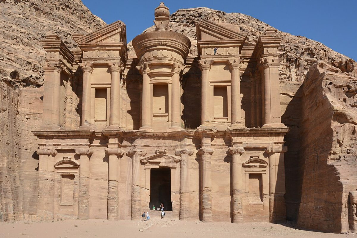 البتراء: عبقرية الأنباط في نحت الصخور وترويض الصحراء