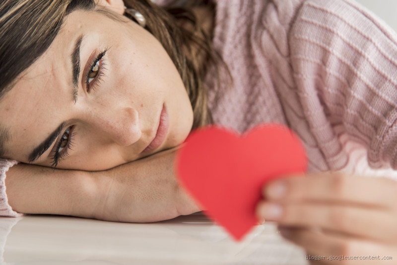 هل تنسى الفتاة حبيبها بعد الفراق؟ مشاعر معقدة وصعبة