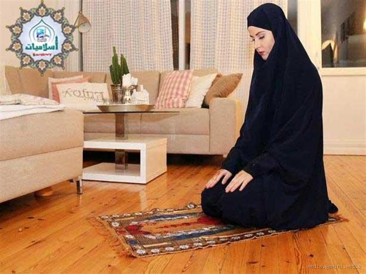 هل يجوز صلاة المرأة ورجليها مكشوفتان؟ الفتوى والآراء المختلفة