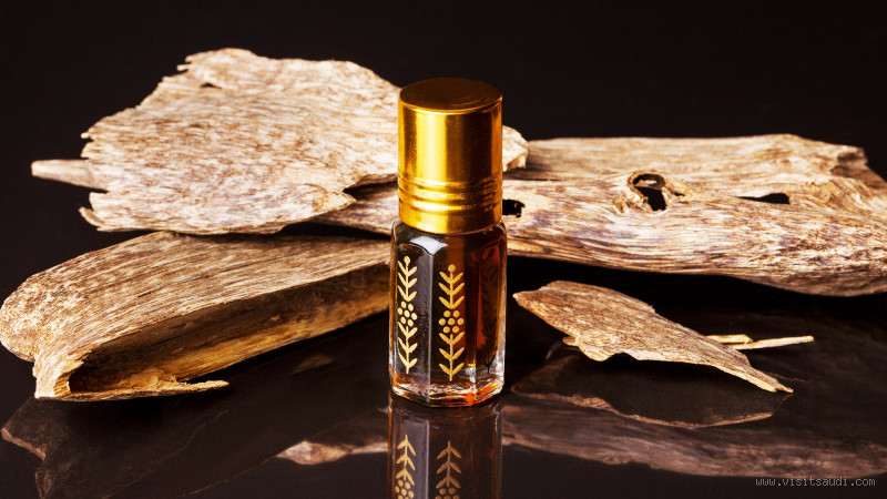 لماذا يوضع العود في الماء؟ سرّ العطر والرائحة الفواحة